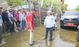 Wali Kota Semarang Agustina tinjau rob di Tambakrejo/Semarangkota