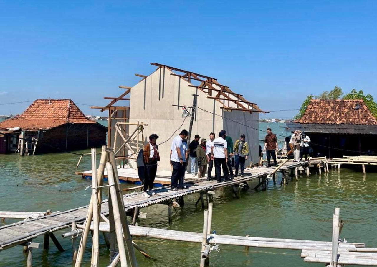 Pembangunan Rumah Apung bagi Warga Demak Terdampak Rob Sudah 70 Persen Rampung