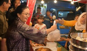 Wali Kota Semarang, Agustina Wilujeng saat mengunjungi stand di Waroeng Semawis/Semarangkota