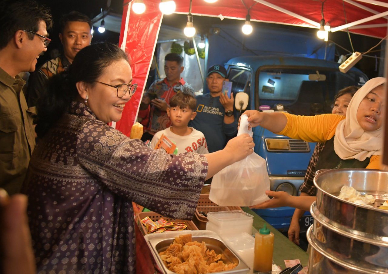Wali Kota Semarang, Agustina Wilujeng saat mengunjungi stand di Waroeng Semawis/Semarangkota
