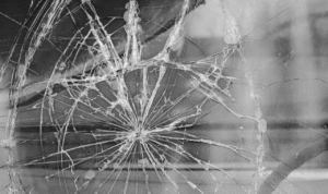 Sopir Mengantuk, Truk Tronton Tabrak Warung Oleh-oleh dan Musala di Rembang