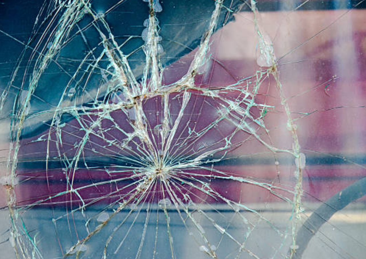 Truk Pengangkut Pupuk Terperosok ke Kali Ombo Batangan, Diduga Sopir Mengantuk