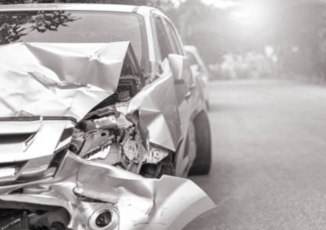 Mobil Seruduk Bangunan RW di Kembangarum Semarang Barat, 1 Penumpang Tewas