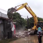 pati Alat Berat Diturunkan untuk Bersihkan Sungai Widodaren dan Ruko di Desa Ketitangwetan