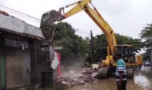 pati Alat Berat Diturunkan untuk Bersihkan Sungai Widodaren dan Ruko di Desa Ketitangwetan