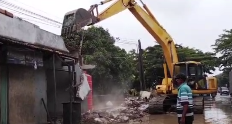 pati Alat Berat Diturunkan untuk Bersihkan Sungai Widodaren dan Ruko di Desa Ketitangwetan