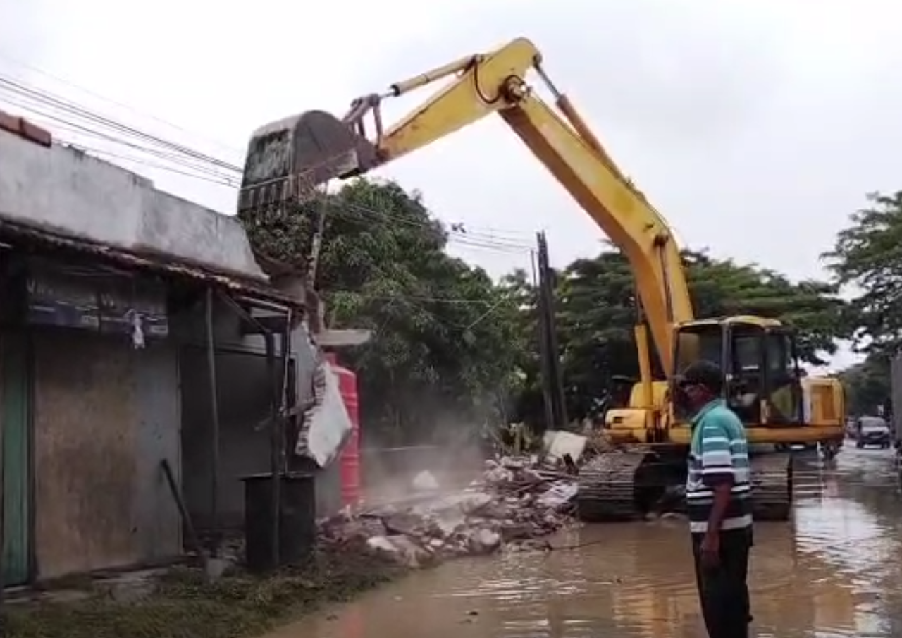 Alat Berat Diturunkan untuk Bersihkan Sungai Widodaren dan Ruko di Desa Ketitangwetan