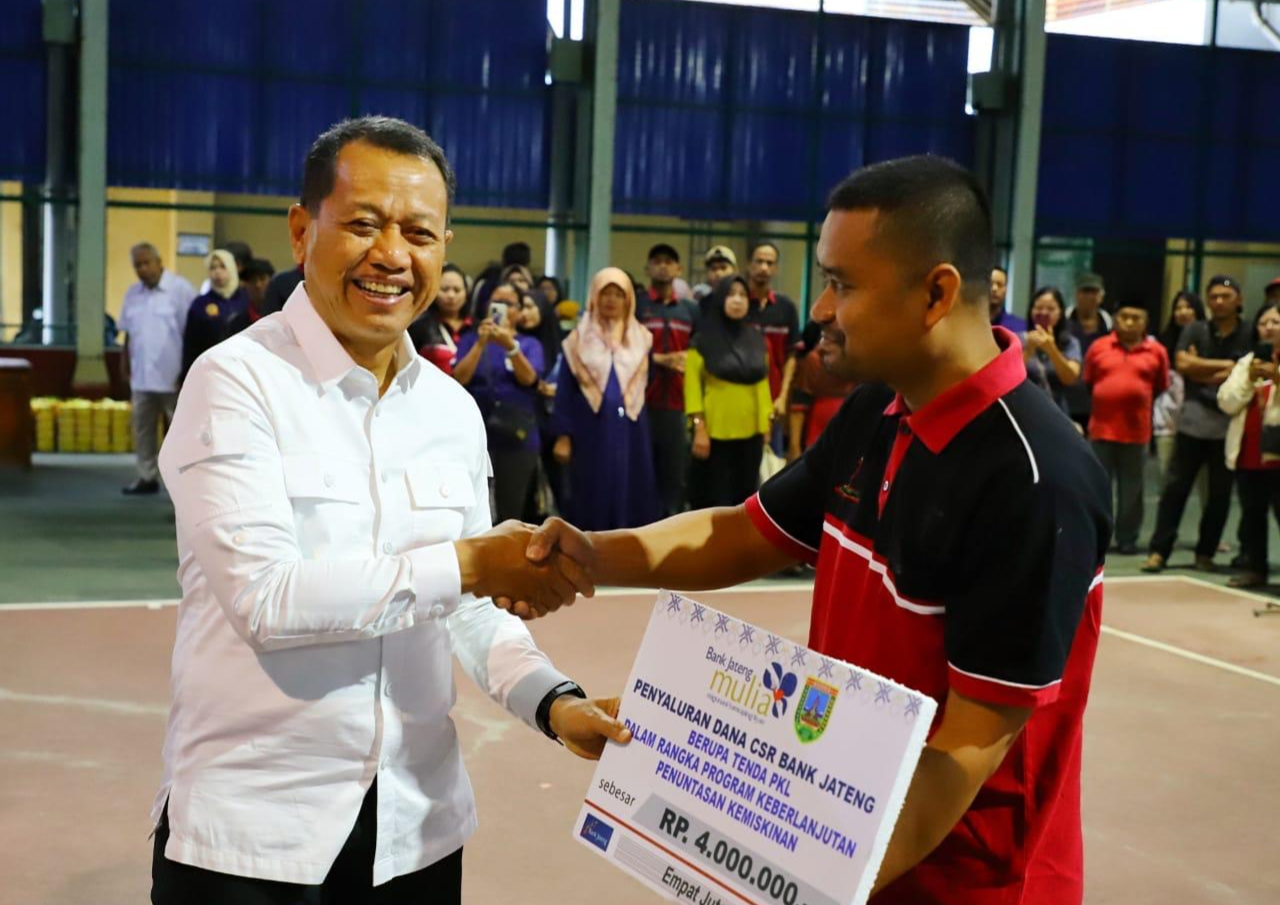 PKL di Kudus Dapat Bantuan Tenda dan Modal Usaha dari CSR