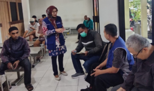 Pihak Ombudsman tengah Berbicang dengan Wajib Pajak di Samsat I Kota Semarang Ombudsman Sidak Samsat Semarang di Tengah Isu Opsen PKB, Pelayanan Kondusif dan Transparan