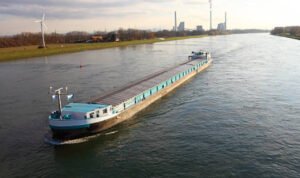 Kapal Tongkang Hanyut di Perairan Pantura, Nyaris Tabrak Rumah Warga