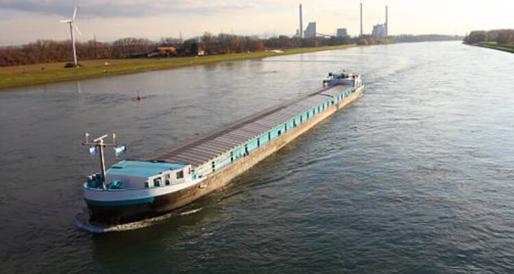 Kapal Tongkang Hanyut di Perairan Pantura, Nyaris Tabrak Rumah Warga