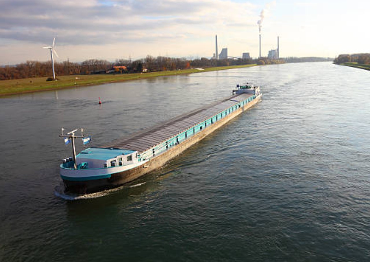 Kapal Tongkang Hanyut di Perairan Pantura, Nyaris Tabrak Rumah Warga