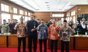 Foto : Ketua Komisi C DPRD Kabupaten Pati, Joni Kurnianto menghadiri penyerahan penghargaan ajang Krenova Tingkat Jawa Tengah. (Dok. Humas Pemkab Pati)