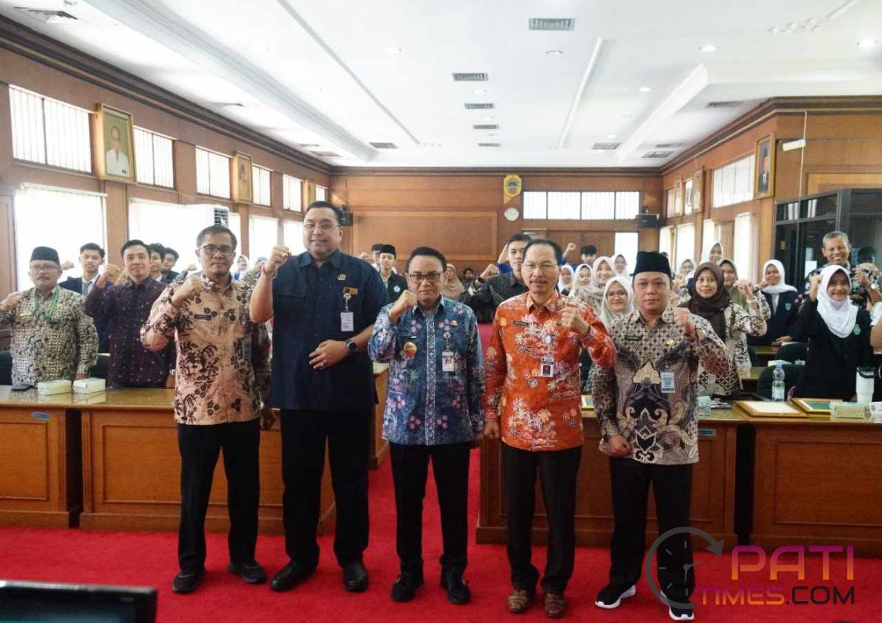 Foto : Ketua Komisi C DPRD Kabupaten Pati, Joni Kurnianto menghadiri penyerahan penghargaan ajang Krenova Tingkat Jawa Tengah. (Dok. Humas Pemkab Pati)