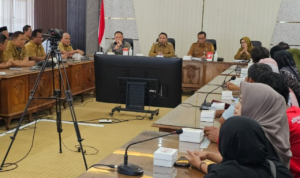 pati Puluhan Orang Geruduk Kantor Bupati Pati, Minta Kejelasan Pencairan Dana Beasiswa