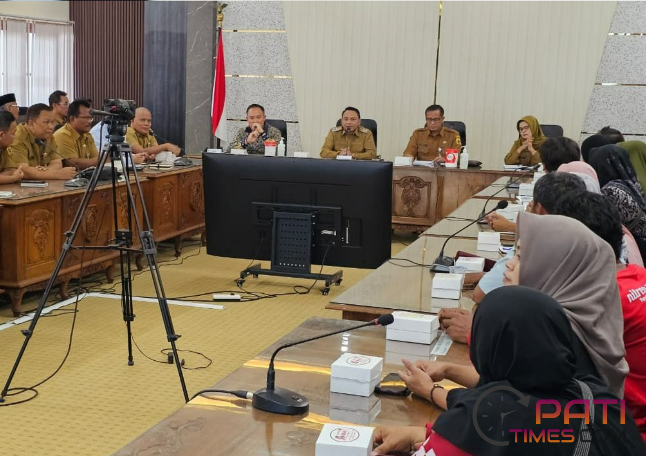 Puluhan Orang Geruduk Kantor Bupati Pati, Minta Kejelasan Pencairan Dana Beasiswa