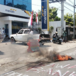 ampb Demo AMPB di Kantor Bank Mandiri Pati: Diwarnai Bakar Ban dan Pelemparan Telur