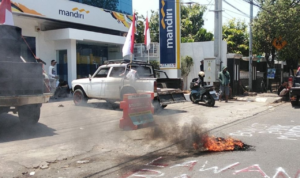 ampb Demo AMPB di Kantor Bank Mandiri Pati: Diwarnai Bakar Ban dan Pelemparan Telur