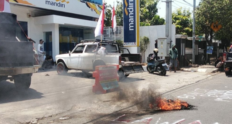 ampb Demo AMPB di Kantor Bank Mandiri Pati: Diwarnai Bakar Ban dan Pelemparan Telur