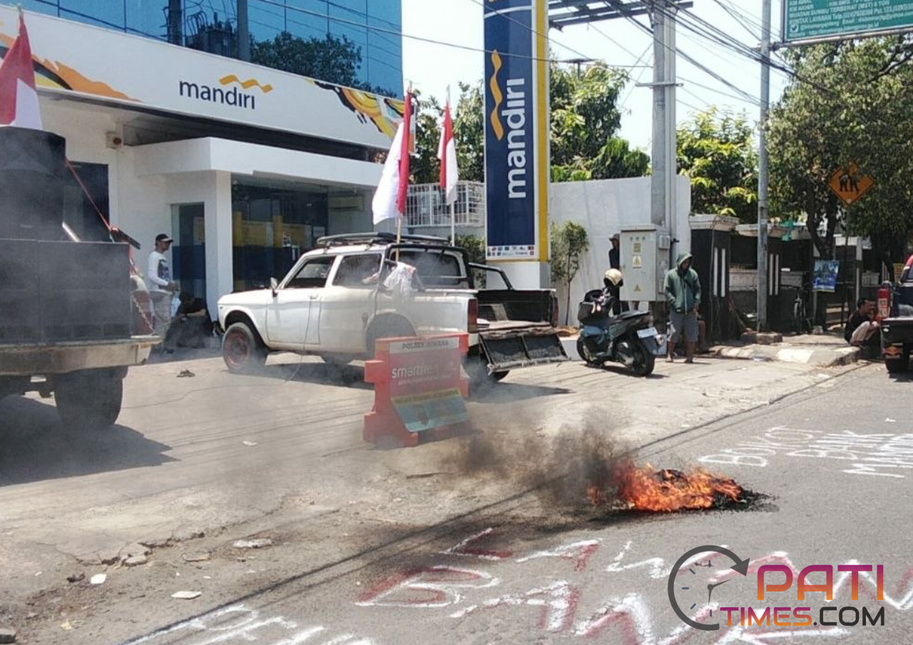 Demo AMPB di Kantor Bank Mandiri Pati: Diwarnai Bakar Ban dan Pelemparan Telur