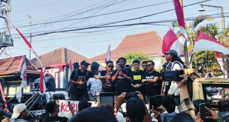botok-cs Kerahkan 200 Orang Demo Bank Mandiri, Botok Cs Minta Klarifikasi Regulasi Pemblokiran Rekening