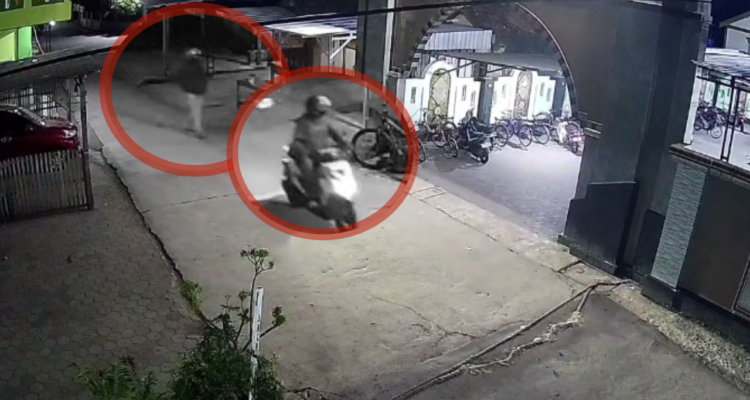 pencurian-motor Pelaku Curanmor di Masjid Desa Pekalongan Pati Terekam Kamera CCTV